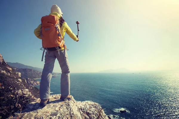 Joven Excursionista Usando Cámara Acción Montada Selfiestick Tomando Selfie Playa — Foto de Stock