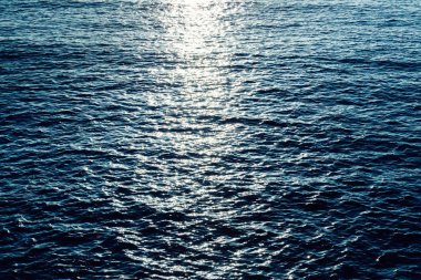 güzel parlak ışıklar açık mavi deniz dalga suyu gündoğumu güneş