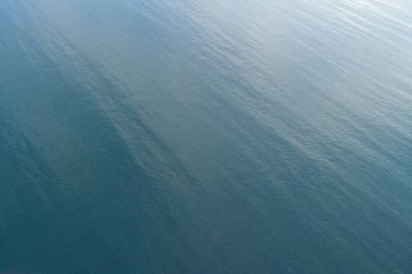 Deniz su dalgalar yüzey havadan görünümü