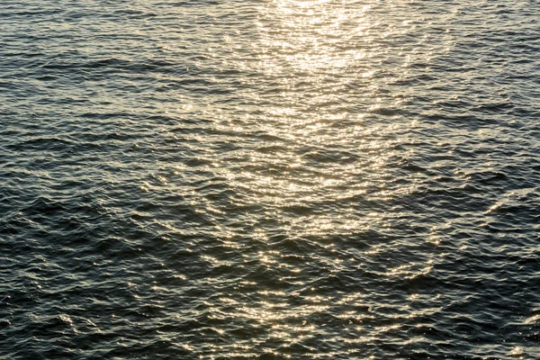 日の出の太陽の下 青い海波水の美しいスパーク リング ライト — ストック写真