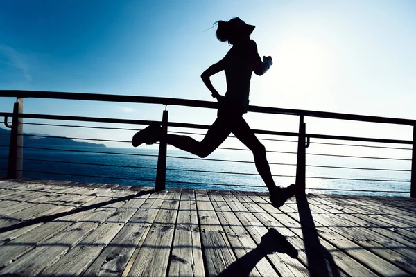 Sportliche Fitness Läuferin Läuft Bei Sonnenaufgang Auf Strandpromenade — Stockfoto