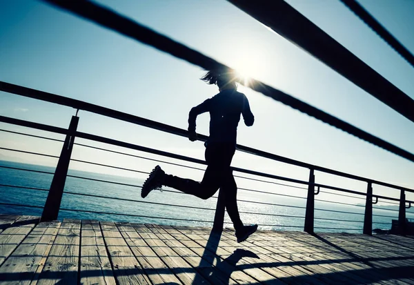 Sportliche Fitness Läuferin Läuft Bei Sonnenaufgang Auf Strandpromenade — Stockfoto