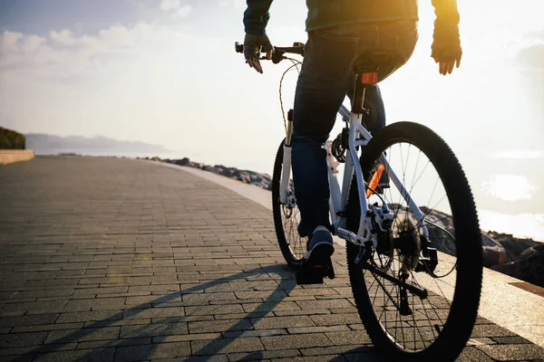 Cyclist Riding Bike Coasts Sunrise Sunshine — Stock Photo, Image