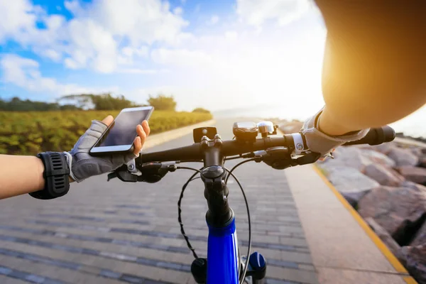 Radfahrer Mit Smartphone Zur Navigation Beim Mountainbiken Der Sonnenaufgangsküste — Stockfoto