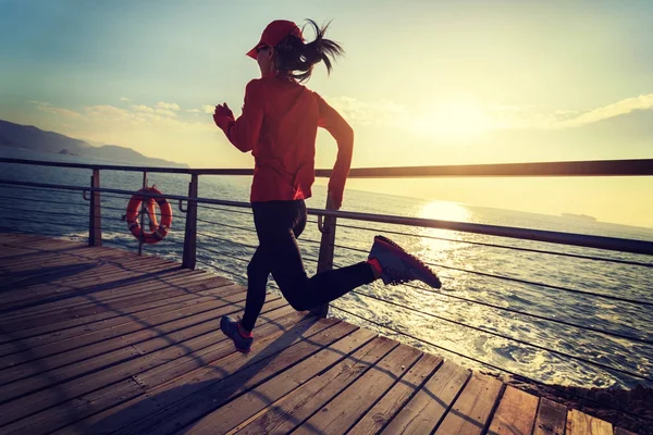 Sportieve Fitness Vrouwelijke Loper Hardlopen Zee Boardwalk Tijdens Zonsopgang — Stockfoto