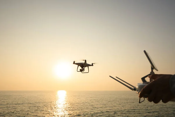 Távirányító Egy Repülő Tartó Női Kezek Drone Melyik Bevétel Fénykép — Stock Fotó