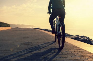 bisikletçi binicilik bisiklet gündoğumu sahil yolu üzerinde