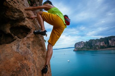 kadın rock tırmanma deniz cliff üzerinde
