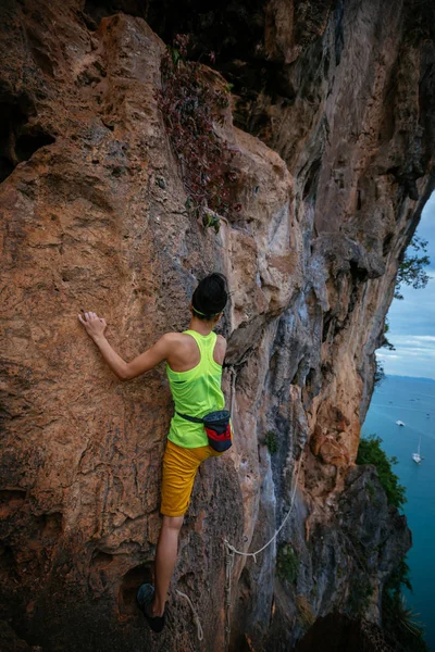 Escalade Féminine Sur Une Falaise Bord Mer — Photo