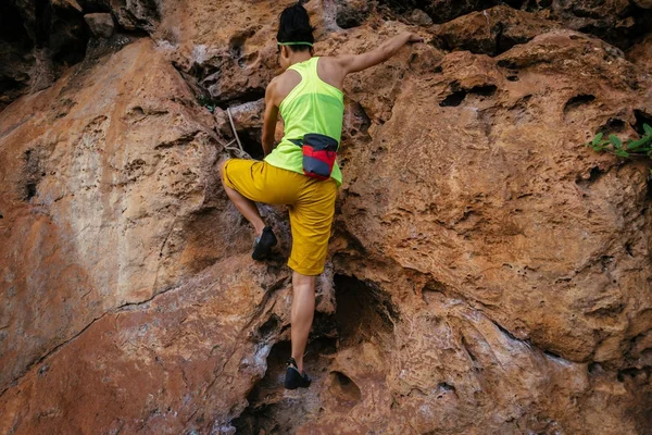Альпинистка Карабкающаяся Крутой Скале — стоковое фото