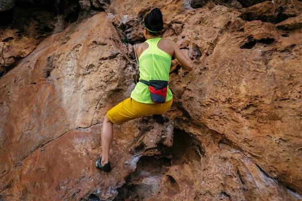 Vrouwelijke Rock Klimmer Klimmen Steile Klip — Stockfoto