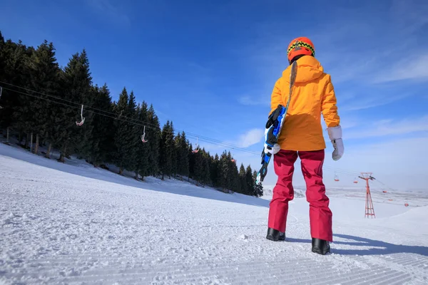 Eine Junge Frau Beim Snowboarden Den Winterbergen — Stockfoto