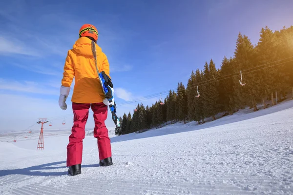 Bir Genç Kadın Kış Dağlarda Snowboard — Stok fotoğraf