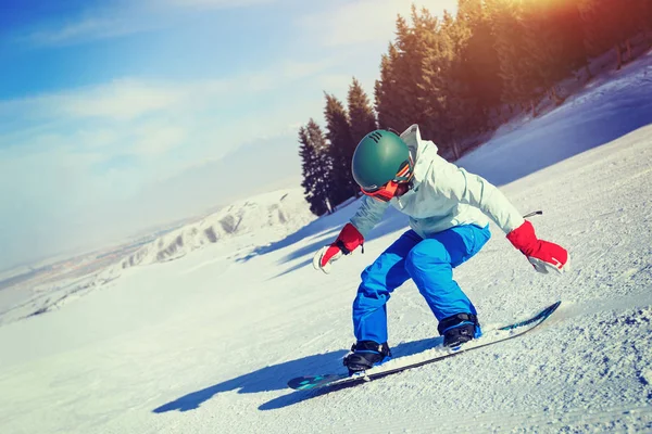 Uma Jovem Mulher Snowboard Montanhas Inverno — Fotografia de Stock