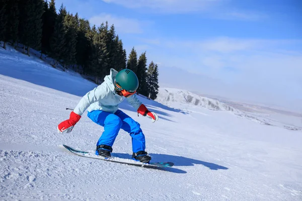 Bir Genç Kadın Kış Dağlarda Snowboard — Stok fotoğraf