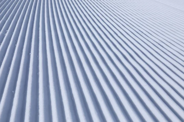 滑雪坡道上的对角轨道线 — 图库照片