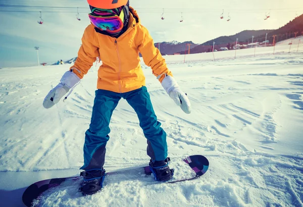 Dağlarda Snowboard Bir Genç Kadın — Stok fotoğraf