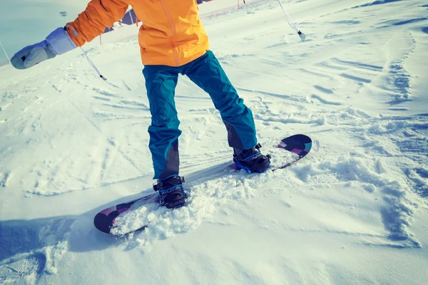 Bir Genç Kadın Kış Dağlarda Snowboard — Stok fotoğraf