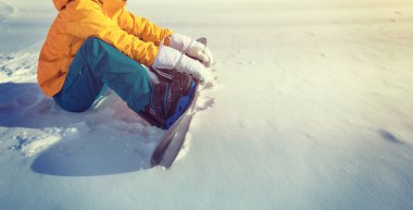 bir genç kadın kış dağlarda snowboard