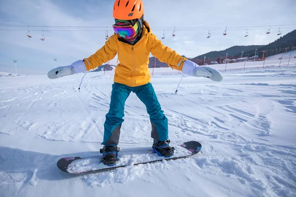 Egy Fiatal Snowboard Téli Hegyekben — Stock Fotó