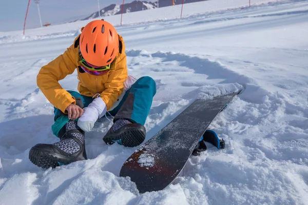 Egy Fiatal Készen Áll Téli Hegyekben Snowboard — Stock Fotó