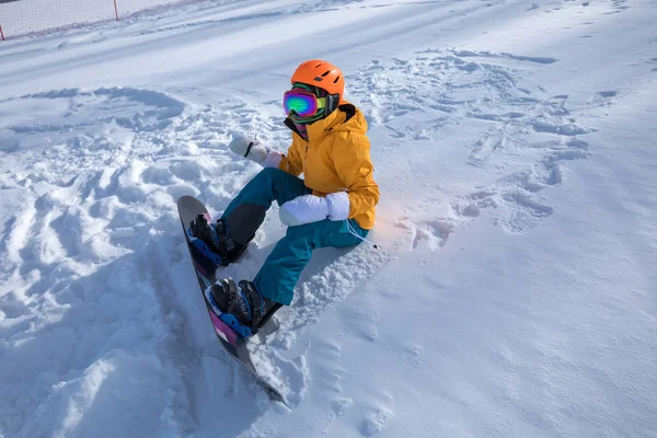 Egy Fiatal Snowboard Téli Hegyekben — Stock Fotó