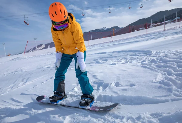 Bir Genç Kadın Kış Dağlarda Snowboard — Stok fotoğraf