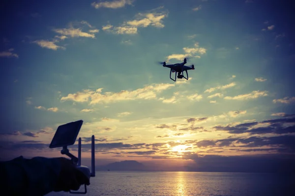 Silhouette Távirányítóval Repülő Drone Melyik Bevétel Fénykép Sunrise Tenger Felett — Stock Fotó
