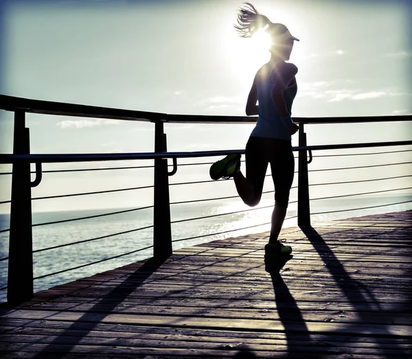 Deportiva Mujer Fitness Corriendo Paseo Marítimo Durante Amanecer — Foto de Stock