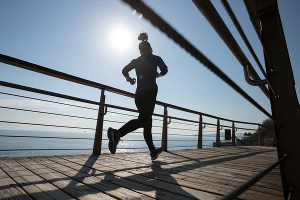 Sportig Ung Kvinna Körs Strandpromenaden Sunrise — Stockfoto