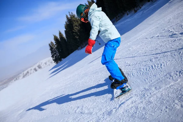 Una Mujer Haciendo Snowboard Las Montañas Invierno —  Fotos de Stock
