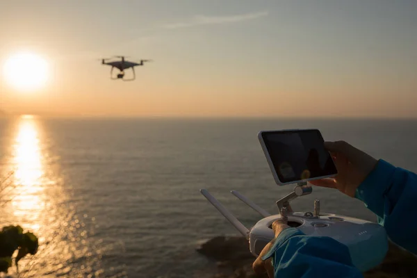 Femme Tenant Contrôle Distance Drone Volant Qui Prend Une Photo — Photo