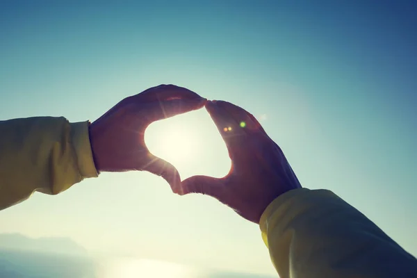 Человеческие Руки Делают Знак Форме Сердца Над Небом Восхода Солнца — стоковое фото