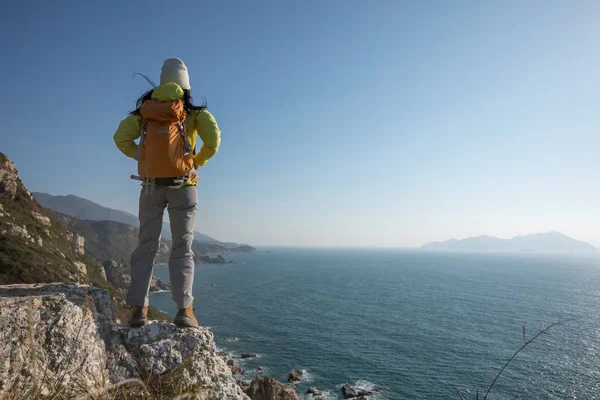 Successful Female Hiker Standing Sunrise Seaside Mountain Cliff — Stock Photo, Image