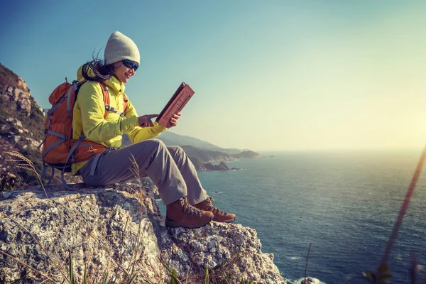 Young Woman Hiker Using Digital Tablet While Hiking Seaside — Stock Photo, Image