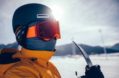 bir snowboard snowboard snowboard Bakırlı kış dağlar üzerinde bakarak ile