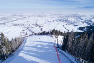 Alpine Kayak ve snowboard dağlar beldesinde havadan görünümü