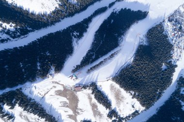 Alpine Kayak ve snowboard dağlar beldesinde havadan görünümü