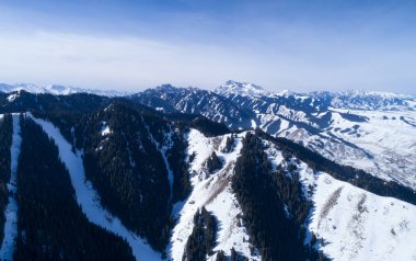 Alpine Kayak ve snowboard dağlar beldesinde havadan görünümü