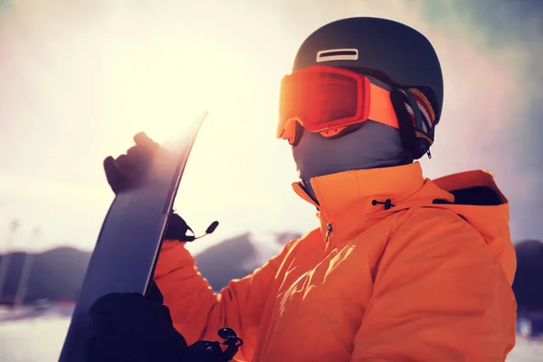Один Сноубордист Сноубордом Зимних Горах — стоковое фото