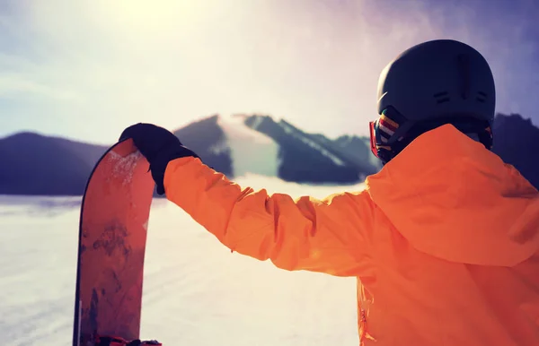 Snowboard Com Snowboard Olhando Para Pista Snowboard Montanhas Inverno — Fotografia de Stock