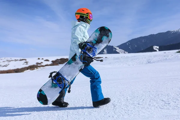 Snowboardzista Jeden Chodzenie Góry Zima Snowboard — Zdjęcie stockowe