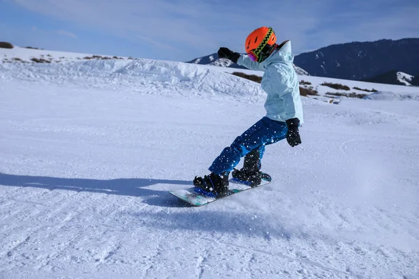 Egy Snowboardos Snowboardozik Téli Hegyekben — Stock Fotó