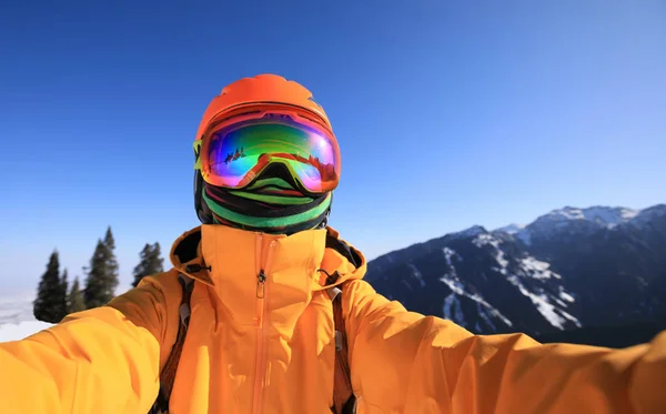 Jeden Snowboardzista Biorąc Selfie Szczycie Góry Zima — Zdjęcie stockowe