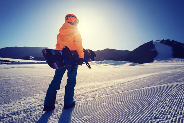 Snowboard Com Snowboard Frente Para Pista Snowboard Montanhas Inverno — Fotografia de Stock