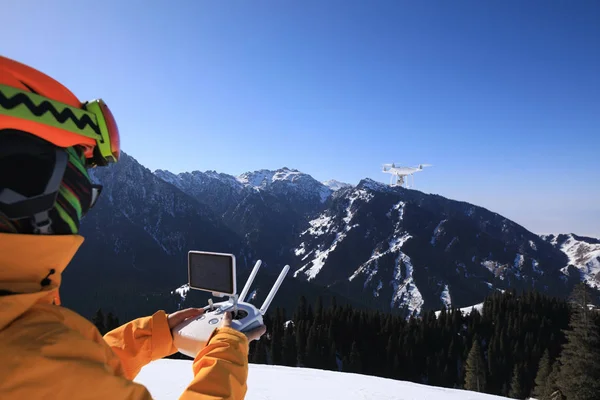 Snowboarder Pilota Latający Dron Zimowy Szczyt Góry — Zdjęcie stockowe