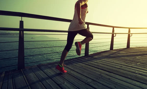 Sportliche Fitness Läuferin Läuft Bei Sonnenaufgang Auf Strandpromenade — Stockfoto