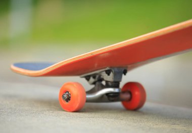 skatepark rampa sonraki yolculuk için hazır üzerinde kaykay