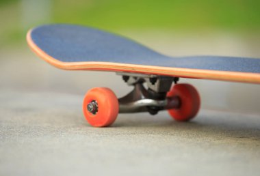 skatepark rampa sonraki yolculuk için hazır üzerinde kaykay