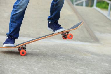 kaykaycı bacaklar skatepark rampa üzerinde kaykay  